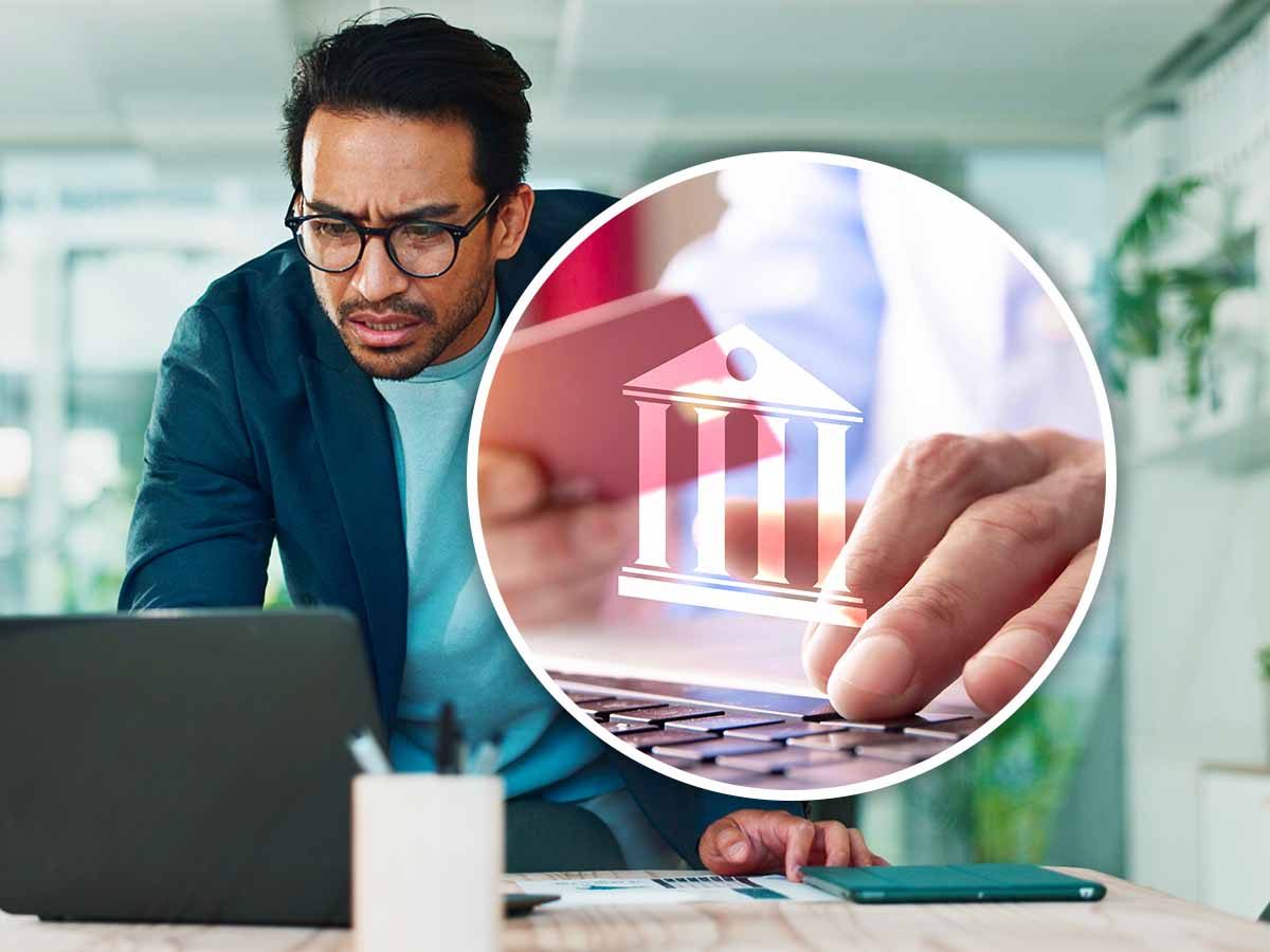 una persona davanti al PC digita sulla tastiera