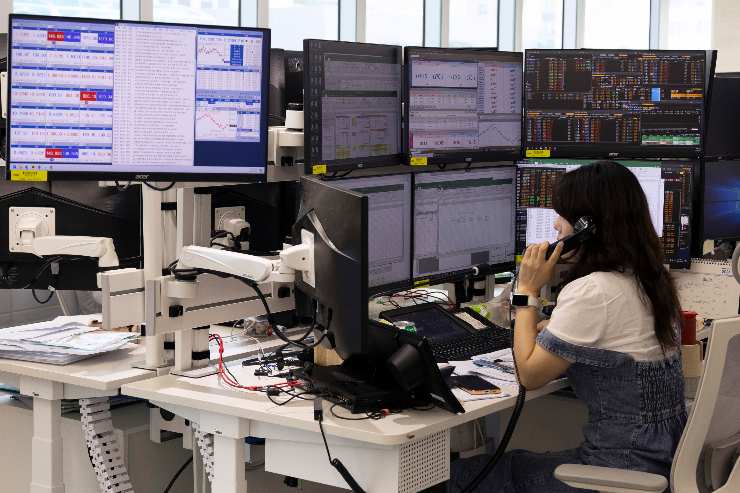 schermi di monitoraggio azioni borsa 