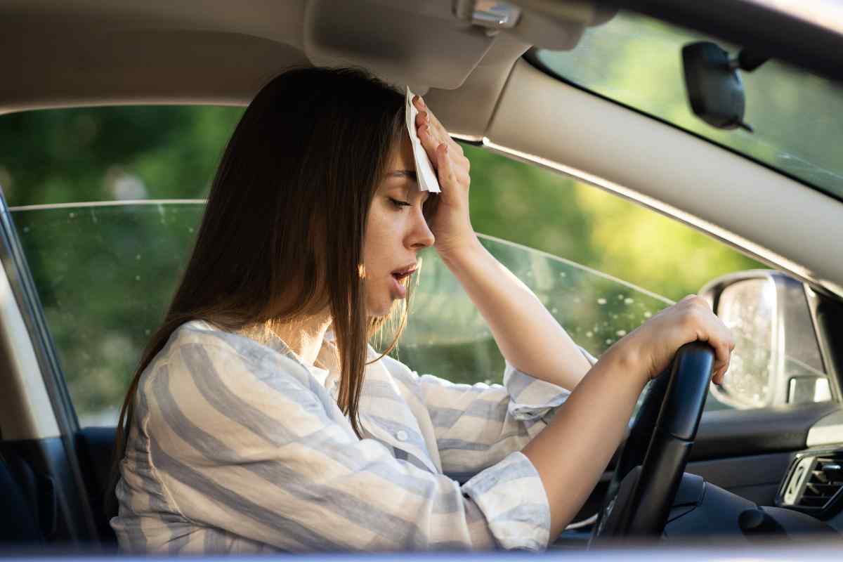 Lo facciamo tutti in auto, ma fa malissimo: c’entra l’acqua, evitatelo Lo facciamo tutti in auto, ma fa malissimo: c’entra l’acqua, evitatelo