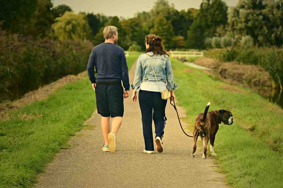 coppia a passeggio con il cane