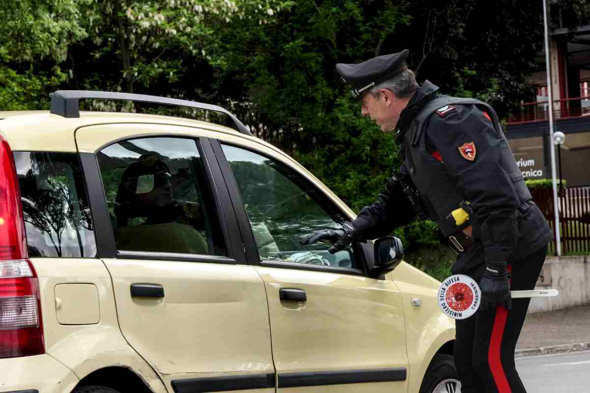un Carabiniere controlla un'auto