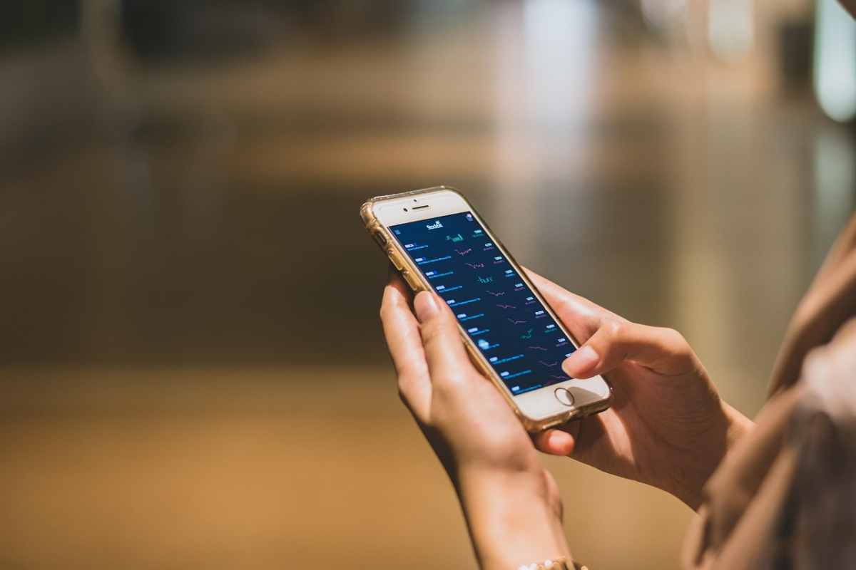 una persona mentre digita sul telefono