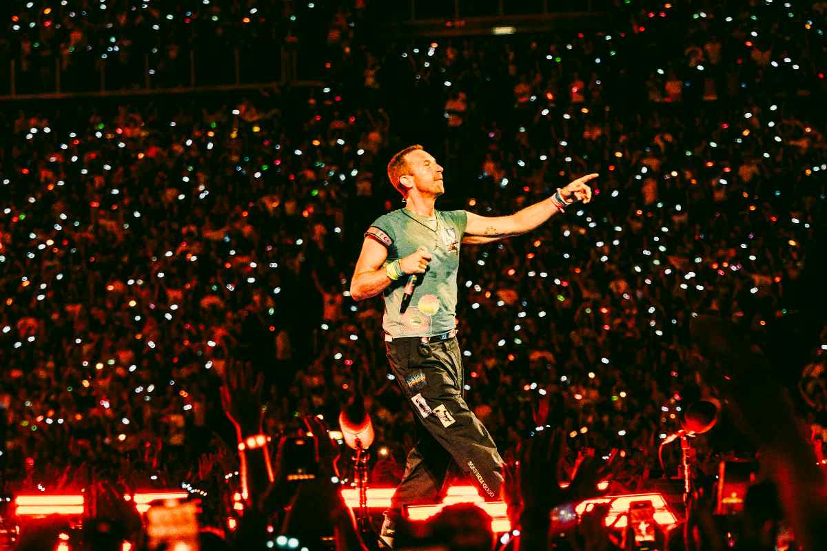 Il “bacio” che ha distrutto due famiglie finisce in Tribunale: Coldplay denunciati