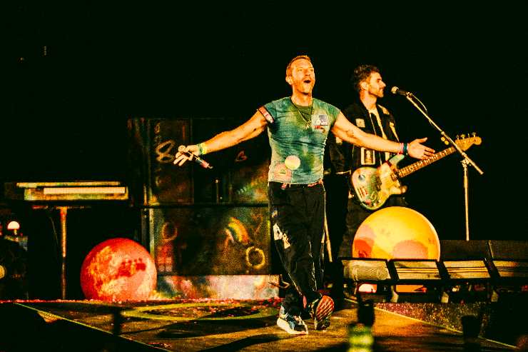 Chris Martin cantante dei Coldplay sul palco