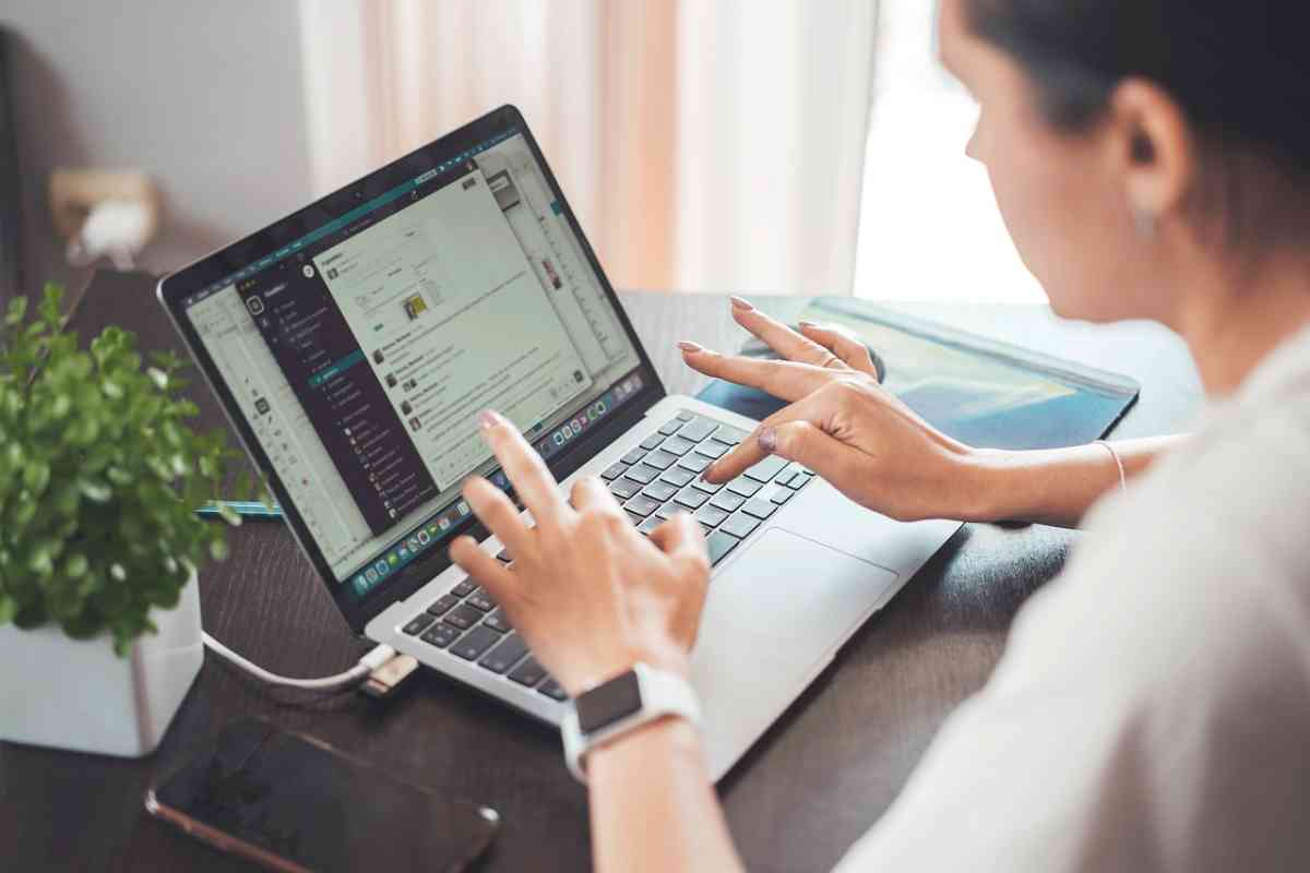 una donna al lavoro al pc