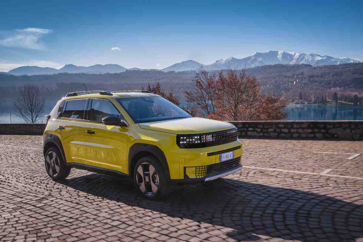 una Fiat Grande Panda di colore giallo