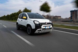 Una Fiat Panda di colore bianco