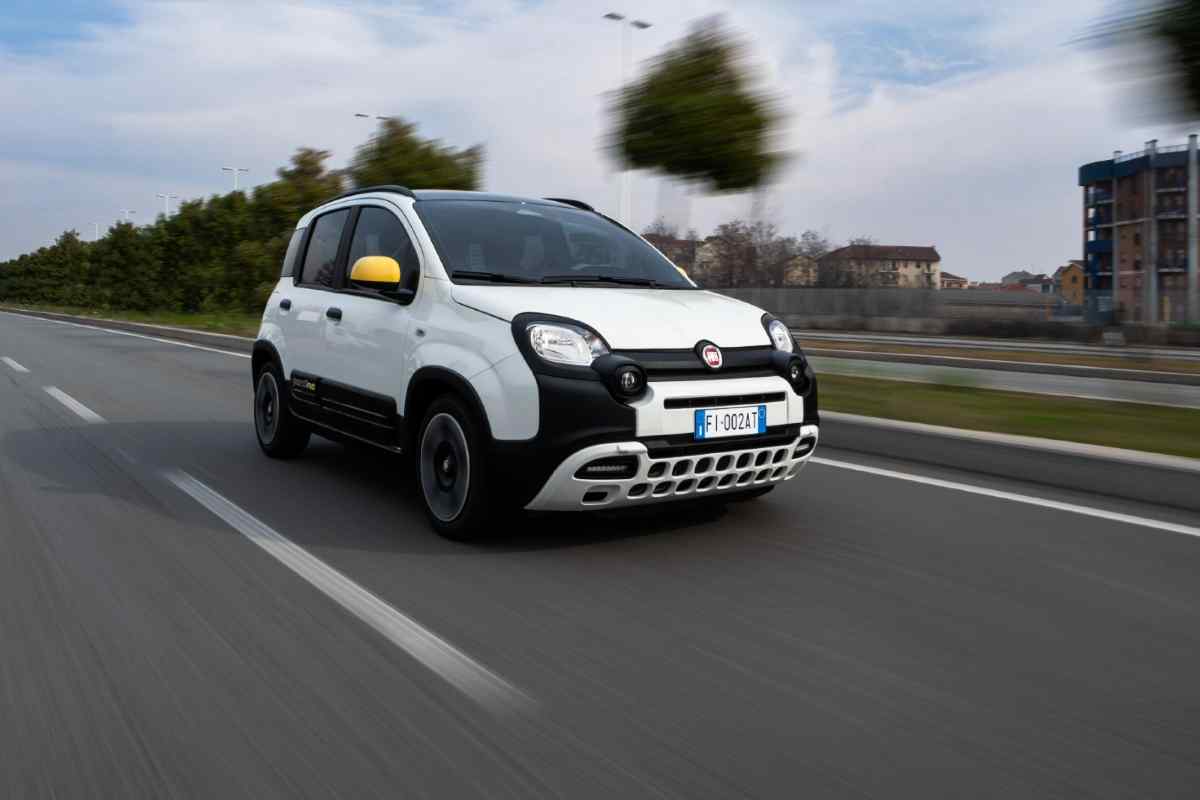 Una Fiat Panda di colore bianco