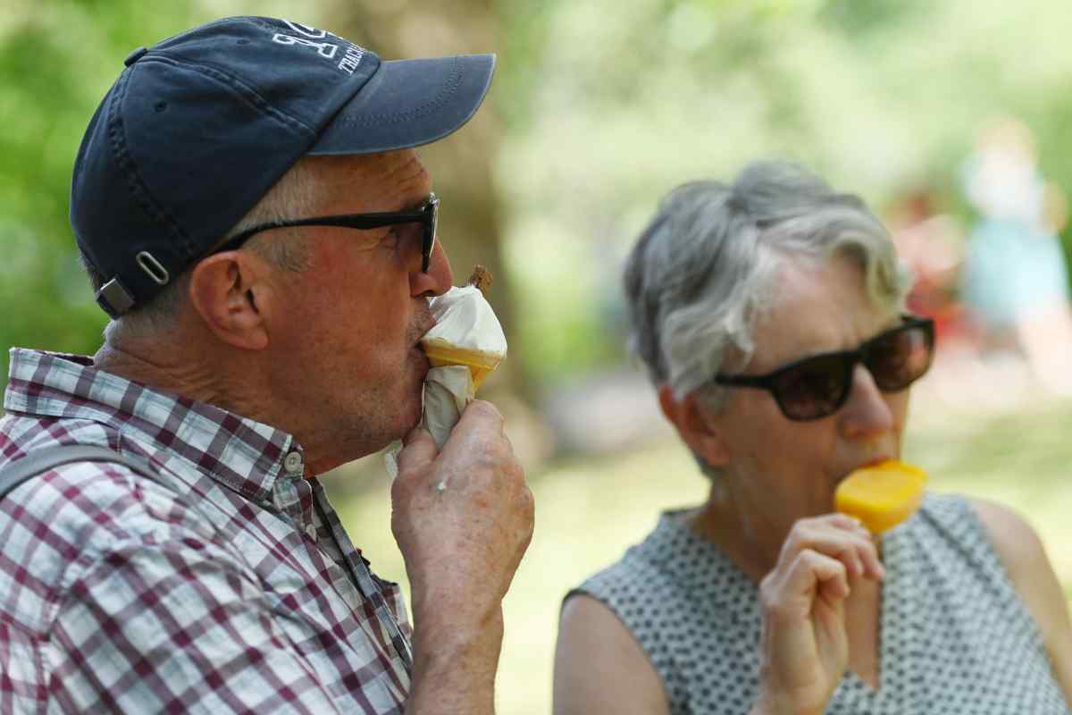 Due signori mangiano un gelato/ghiacciolo