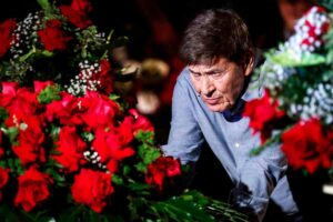 Gianni Morandi alla camera ardente di Pippo Baudo