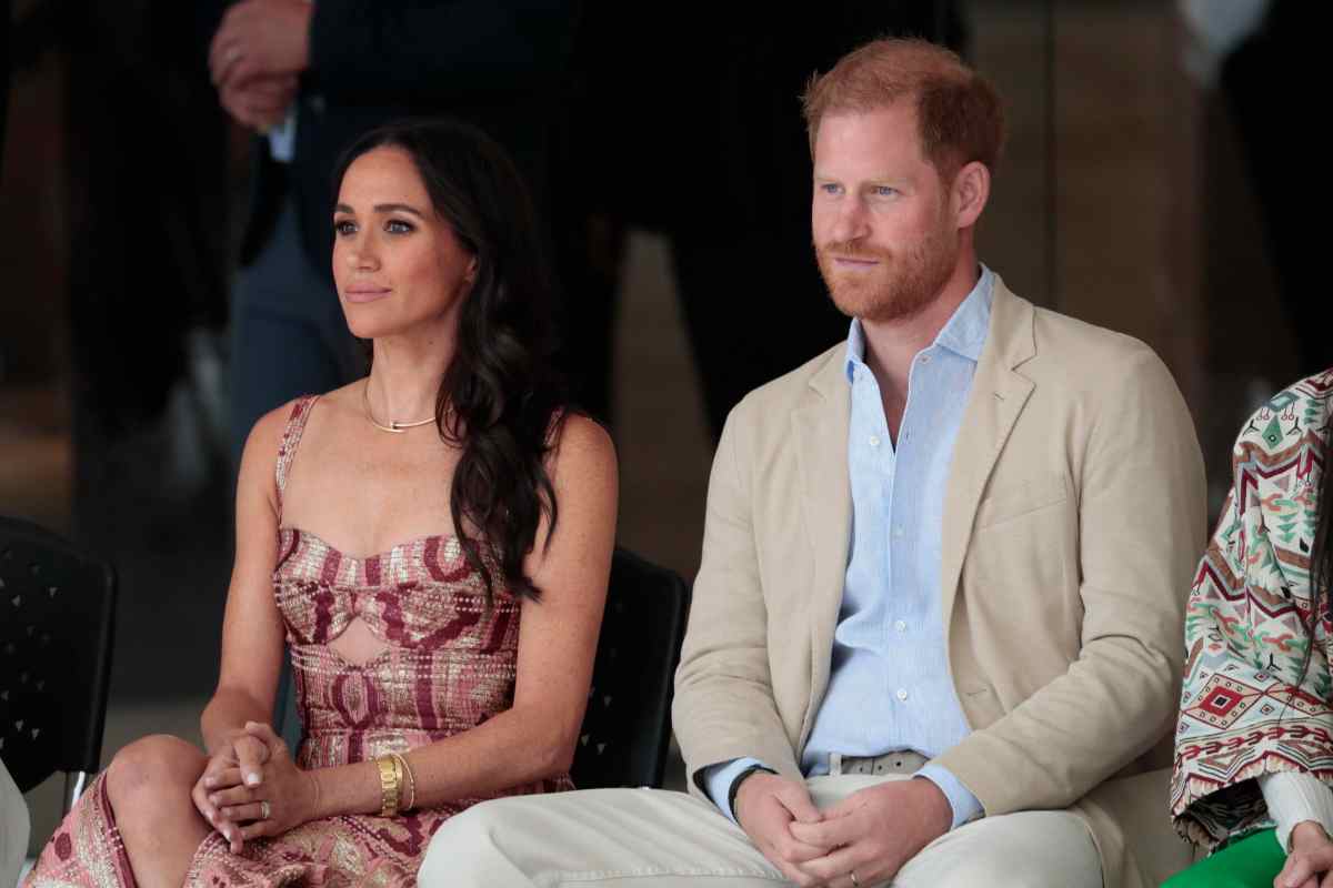 Harry e Meghan seduti in primo piano