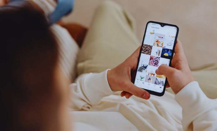 ragazza guarda smartphone