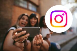 ragazze si fanno un selfie e logo instagram
