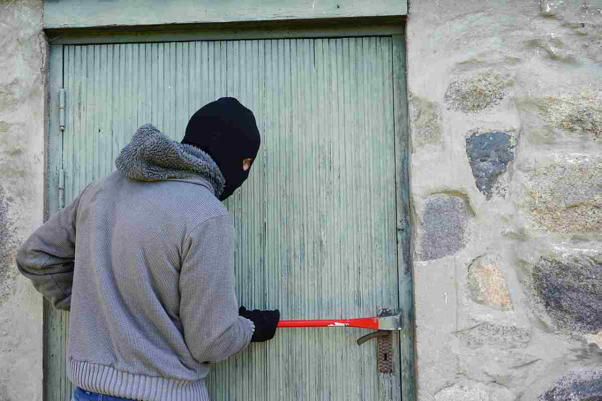 Ladro prova a scassinare una porta