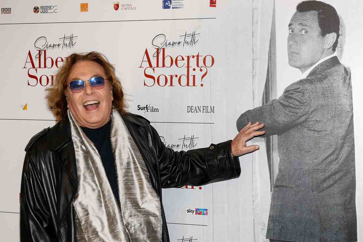 Leopoldo Mastelloni vicino alla sagoma di Alberto Sordi