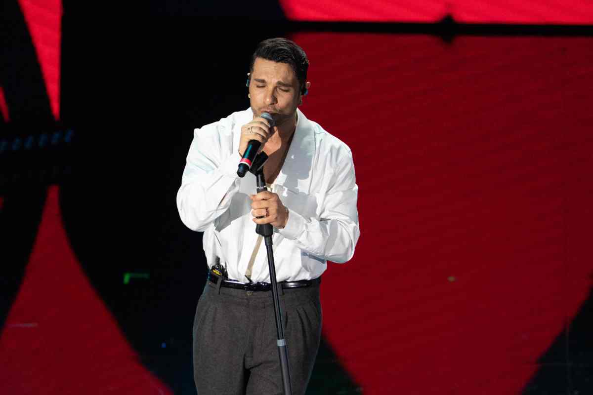 Marco Carta canta