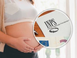 foglio con logo inps e vicino una donna incinta