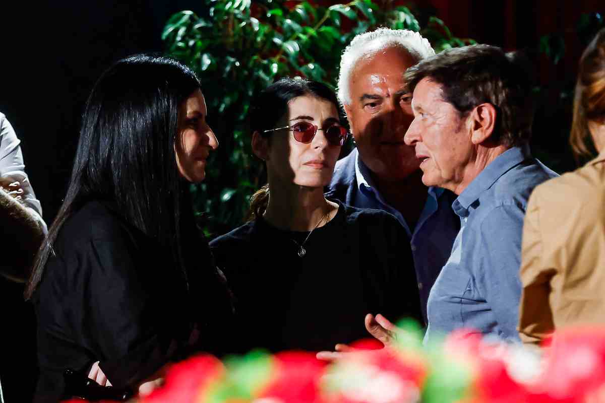 Gianni Morandi con Laura Pausini e Giorgia alla camera ardente di Pippo Baudo