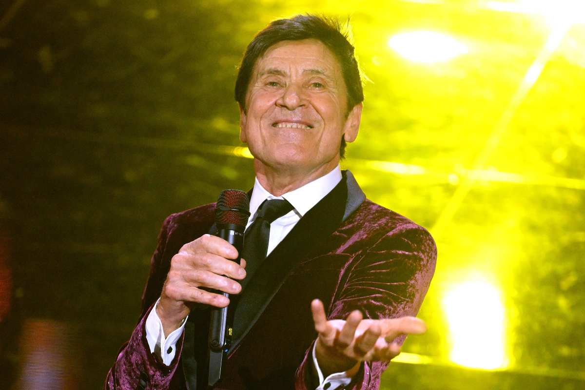 Gianni Morandi mentre canta