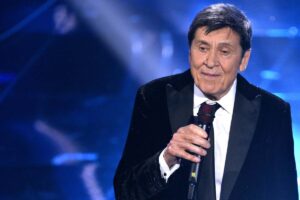 Gianni Morandi mentre canta