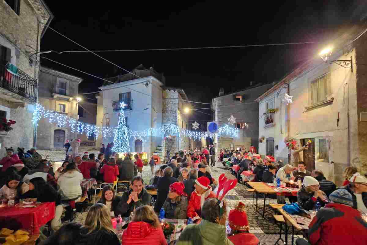 Persone sedute a tavola con addobbi natalizi