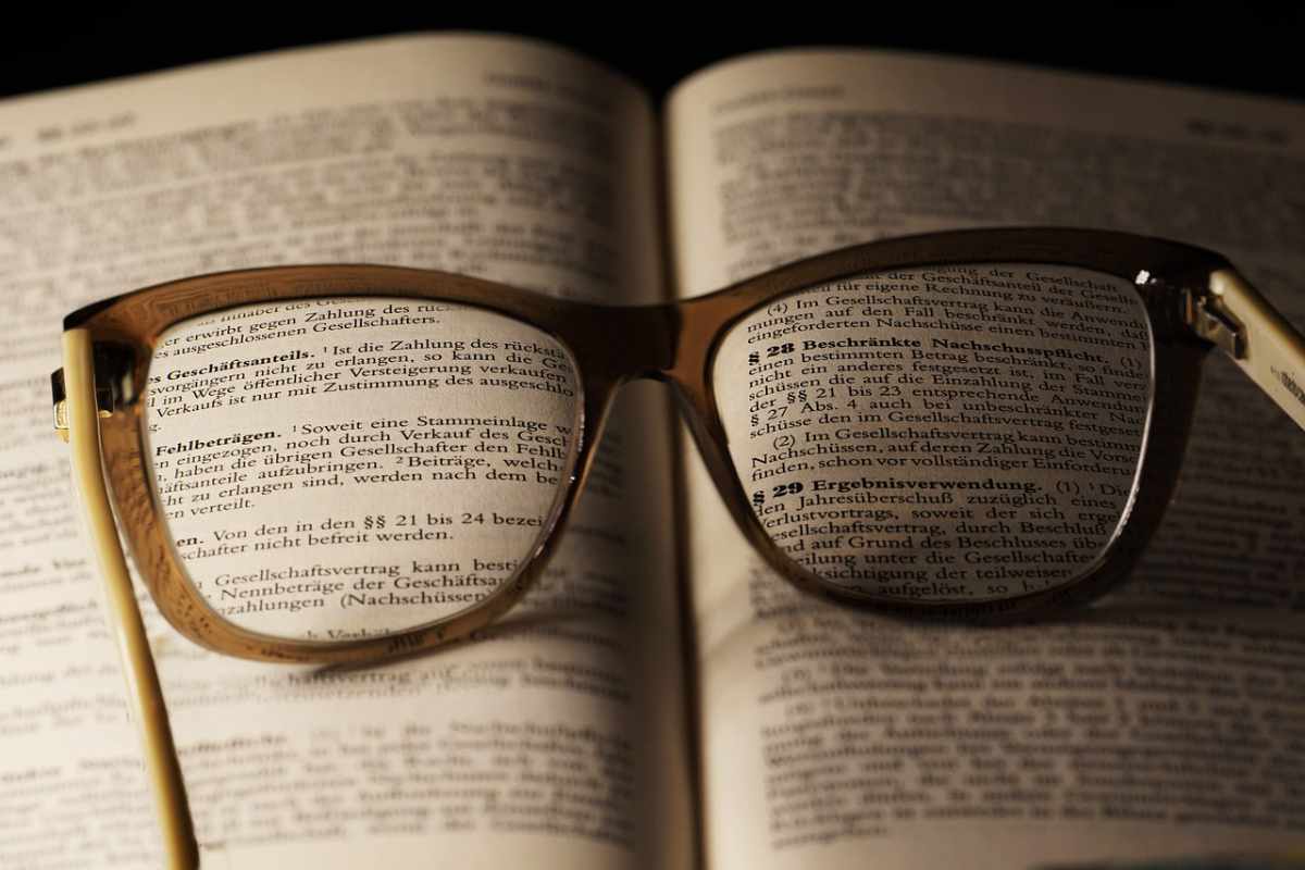 Guardare gli schermi in una stanza buia: ecco cosa rischi Guardare gli schermi in una stanza buia: ecco cosa rischi
