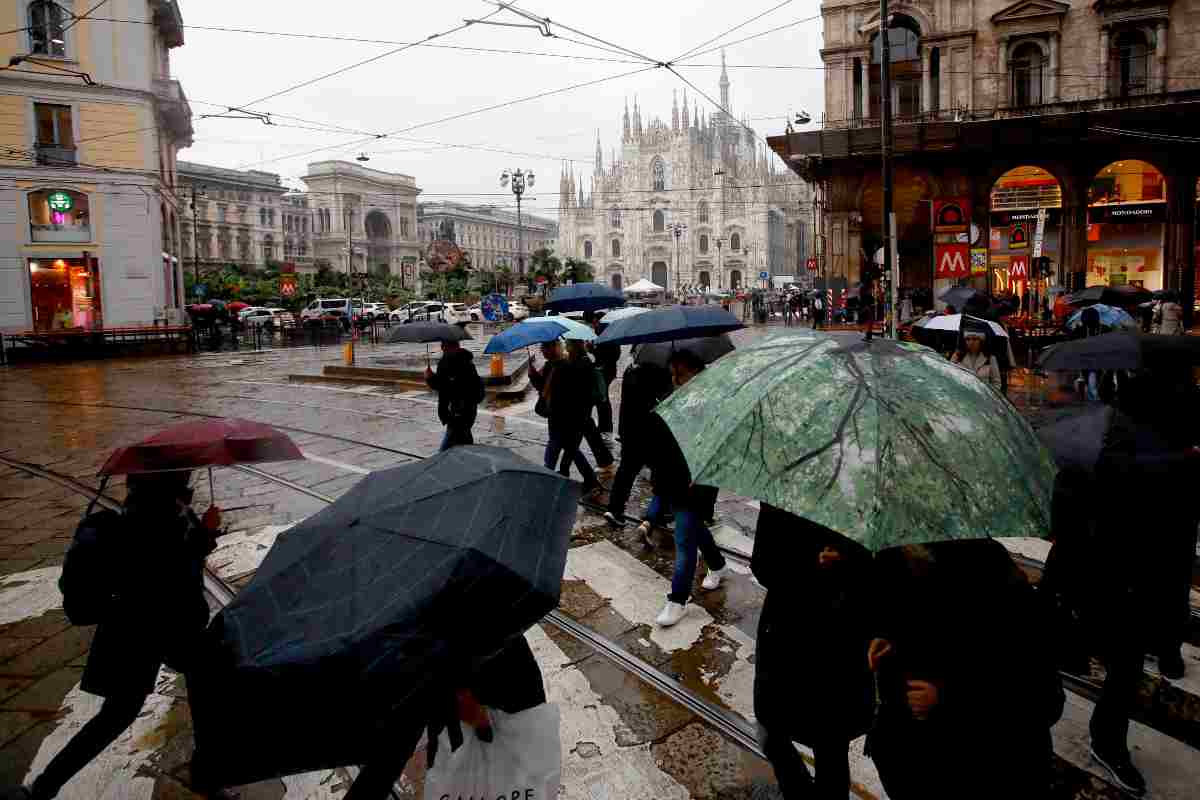 persone sotto la pioggia