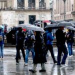 gruppo di persone con gli ombrelli