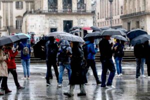 gruppo di persone con gli ombrelli
