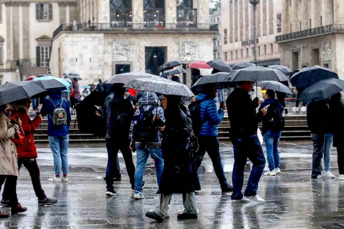 gruppo di persone con gli ombrelli