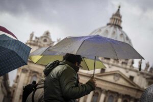 un uomo si ripara dalla pioggia con un ombrello