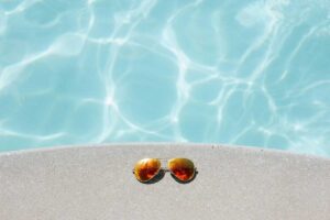 Piscina e occhiali