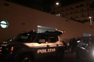 Auto della polizia in primo piano