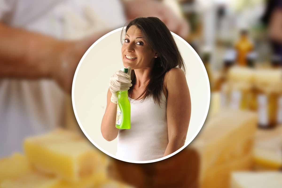 una donna con uno spray per le pulizie