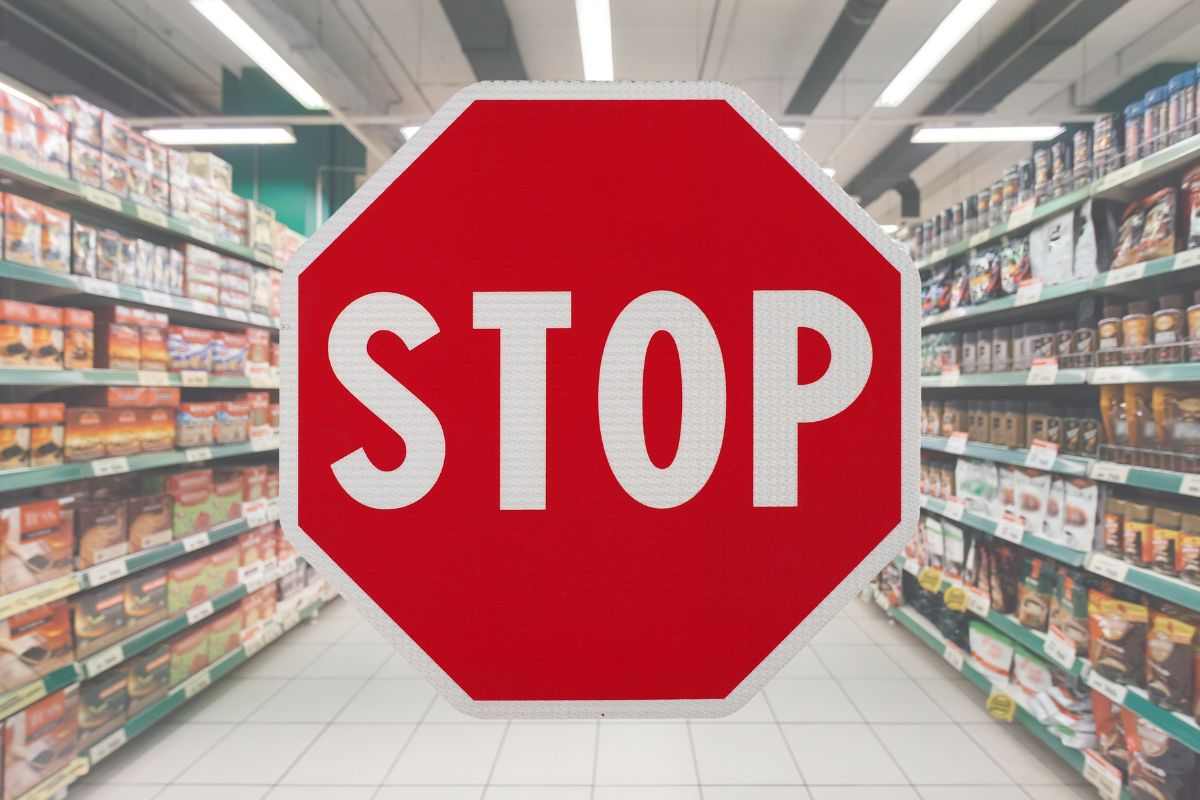 corsia supermercato e segnale stop