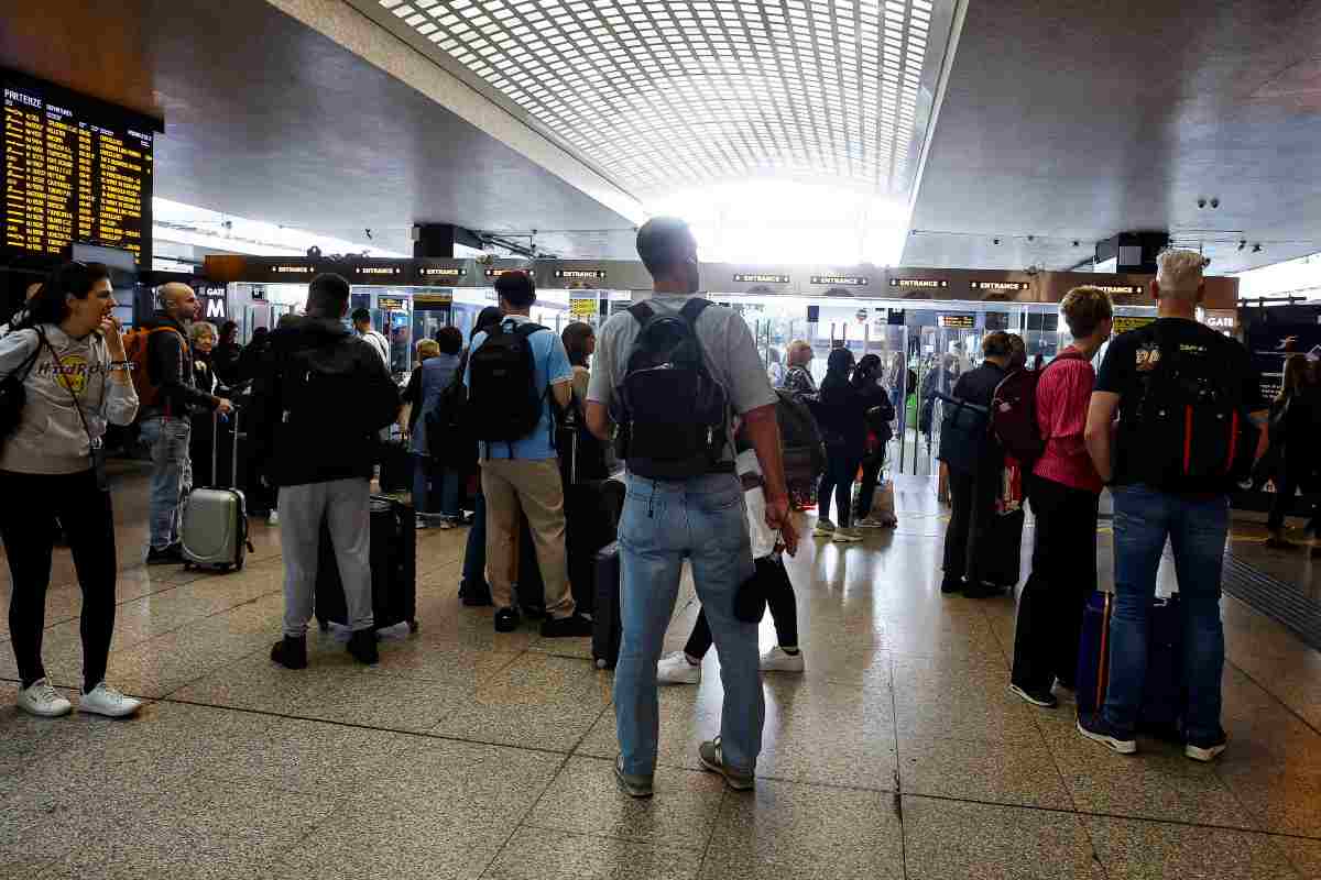 Si fermano di nuovo i treni, sciopero di quasi 24 ore: ecco quando