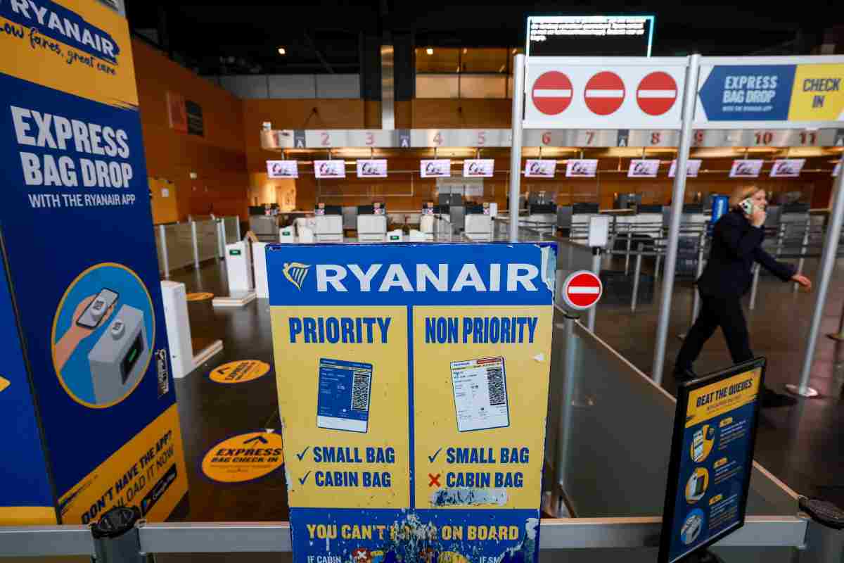 Cartello Ryanair in aeroporto in sciopero