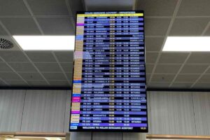 Tabellone voli con ritardi e cancellazioni
