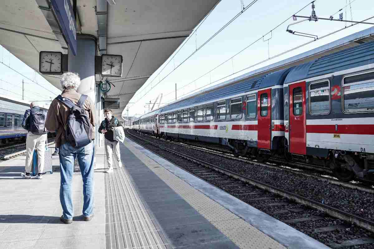 passeggeri in stazione