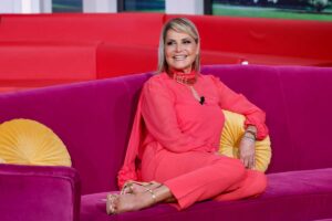 Simona Ventura seduta su un divano