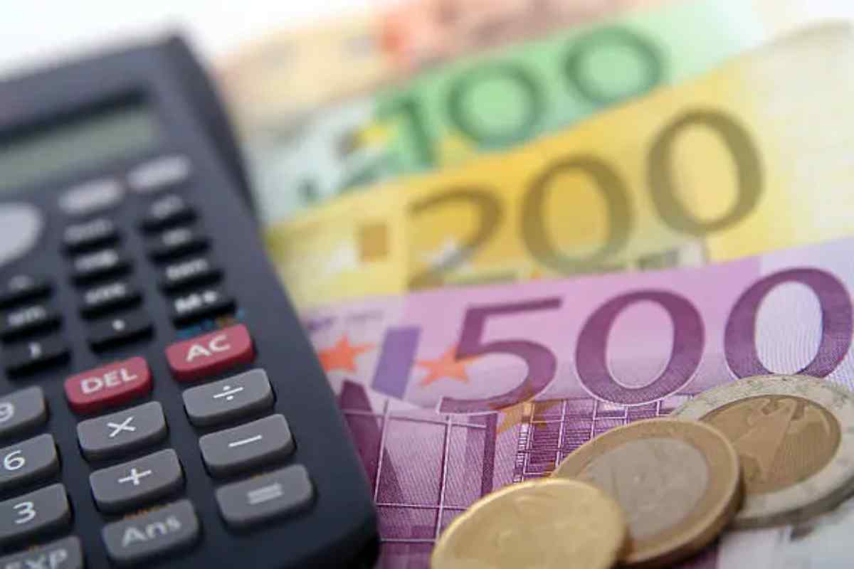 banconote, monete e una calcolatrice