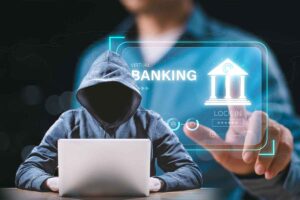uomo incappucciato al pc