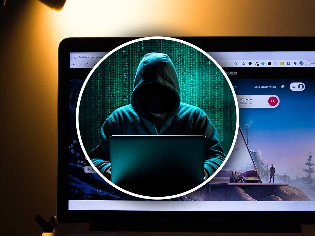 uomo incappucciato al computer