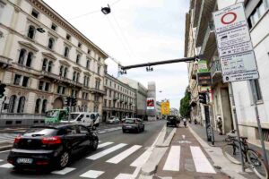 auto che circolano in una zona ZTL