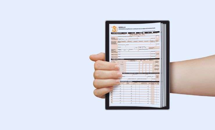 mano su tablet e modello 730