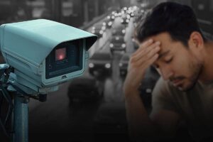 Autovelox, traffico e persona preoccupata