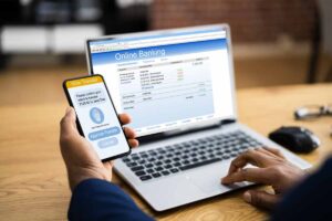 smartphone e pc utilizzati per l'home banking