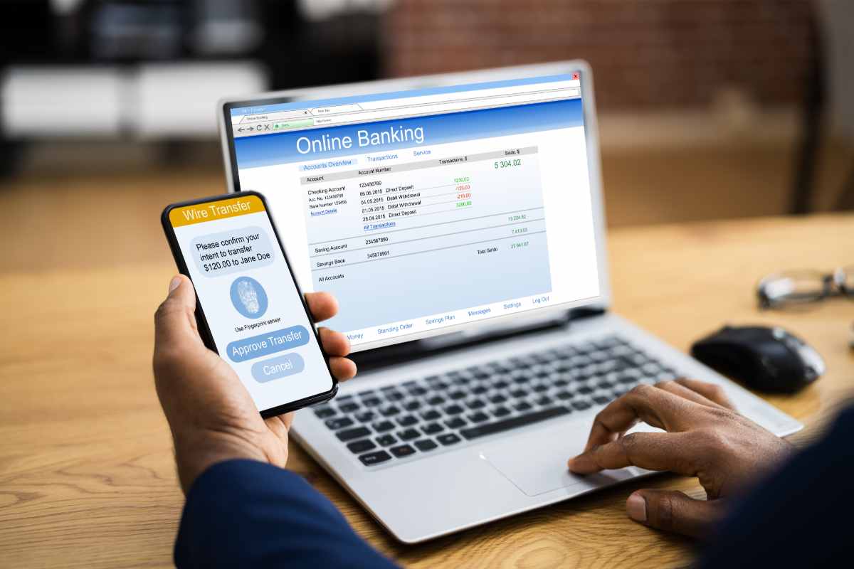 smartphone e pc utilizzati per l'home banking
