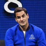 Roger Federer seduto con uno sguardo perplesso