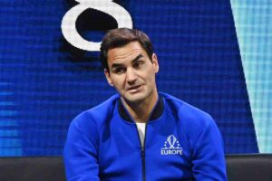 Roger Federer seduto con uno sguardo perplesso